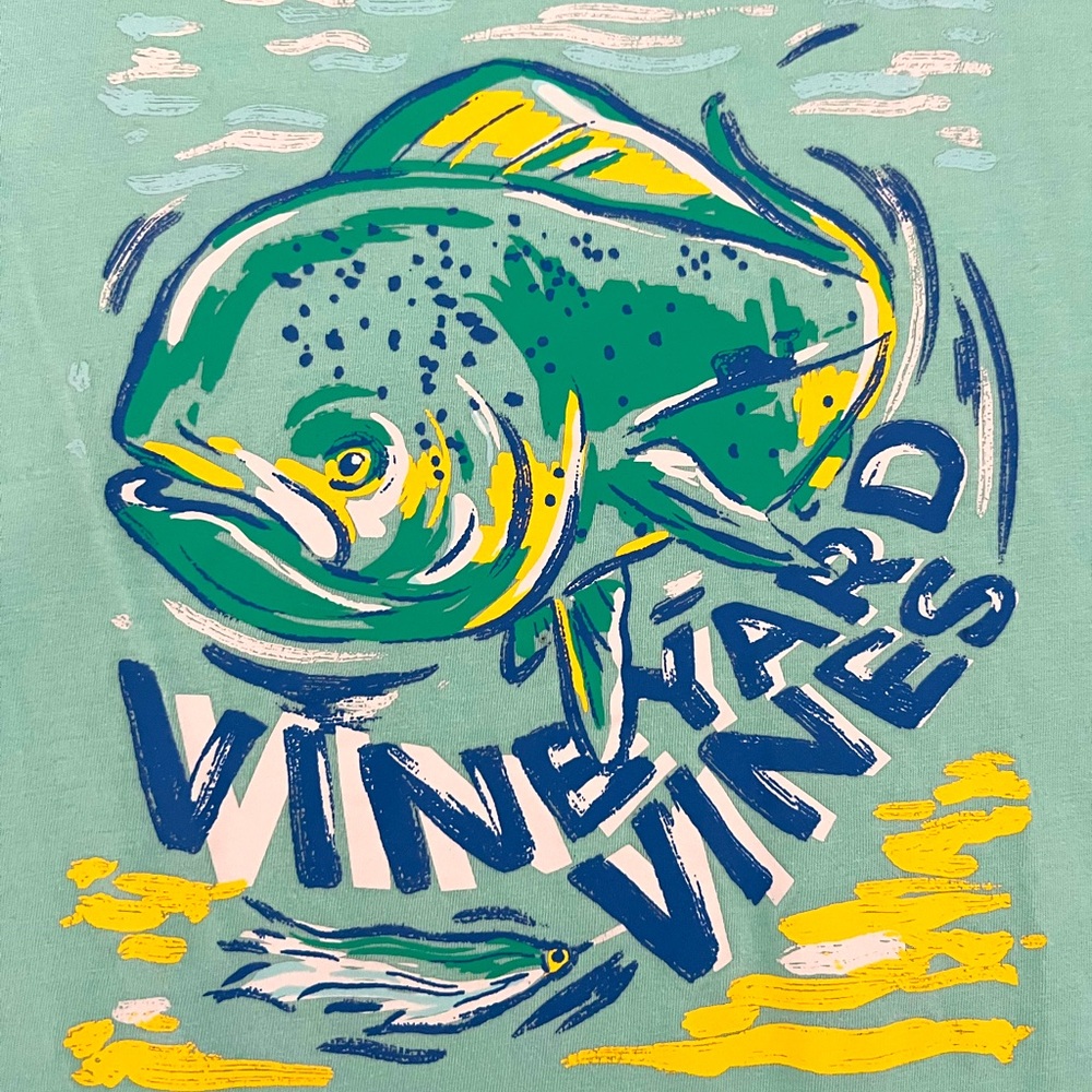 Cute comfy and very preppy vinegar vines t-shirt.